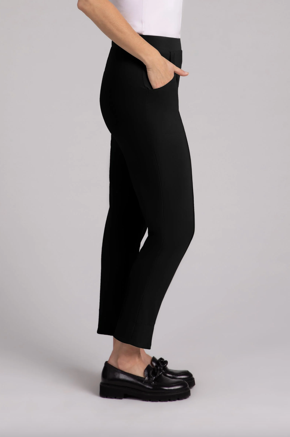 Black Hepburn ankle pants by SYMPLI, showcasing a sleek fitted design with a mid-rise waist and ankle-length cut.