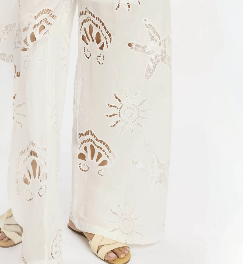 MISS JUNE Lynn Pants, stylish casual pants with a relaxed fit, shown in a neutral fabric, perfect for everyday wear.