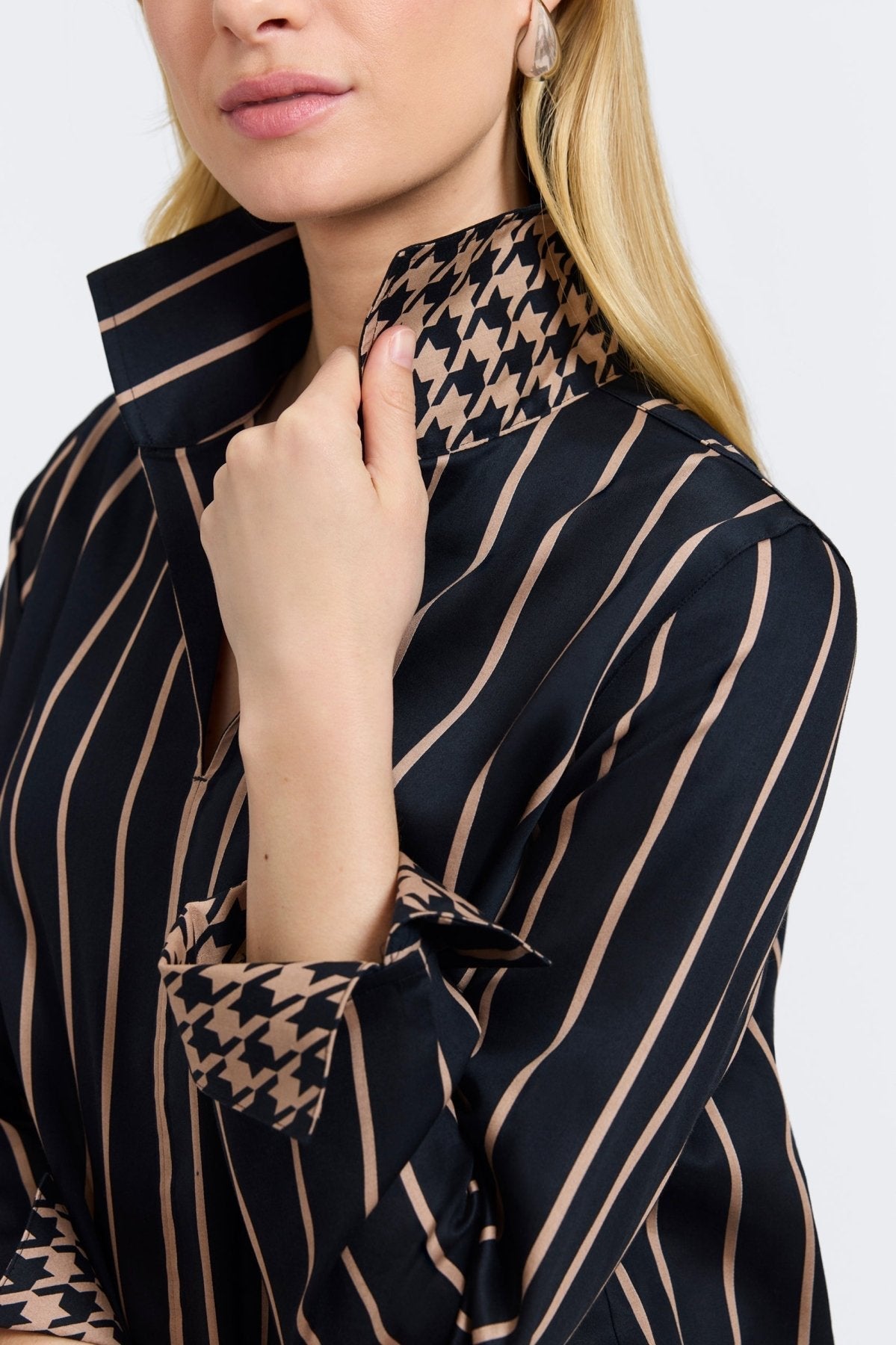 FOXCROFT Agnes Stripe Houndstooth top, stylish sleeveless blouse with classic pattern, button front and V-neck detail.