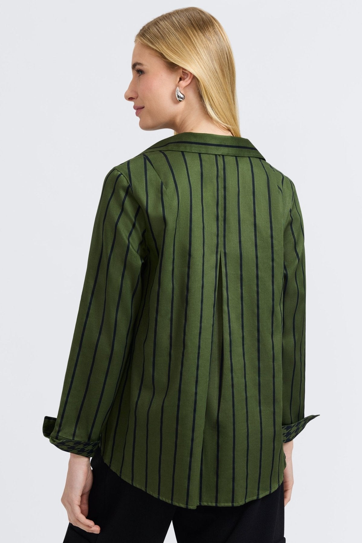 FOXCROFT Agnes Top in green with white stripe, lightweight blouse with long sleeves and classic collar, casual stylish women&