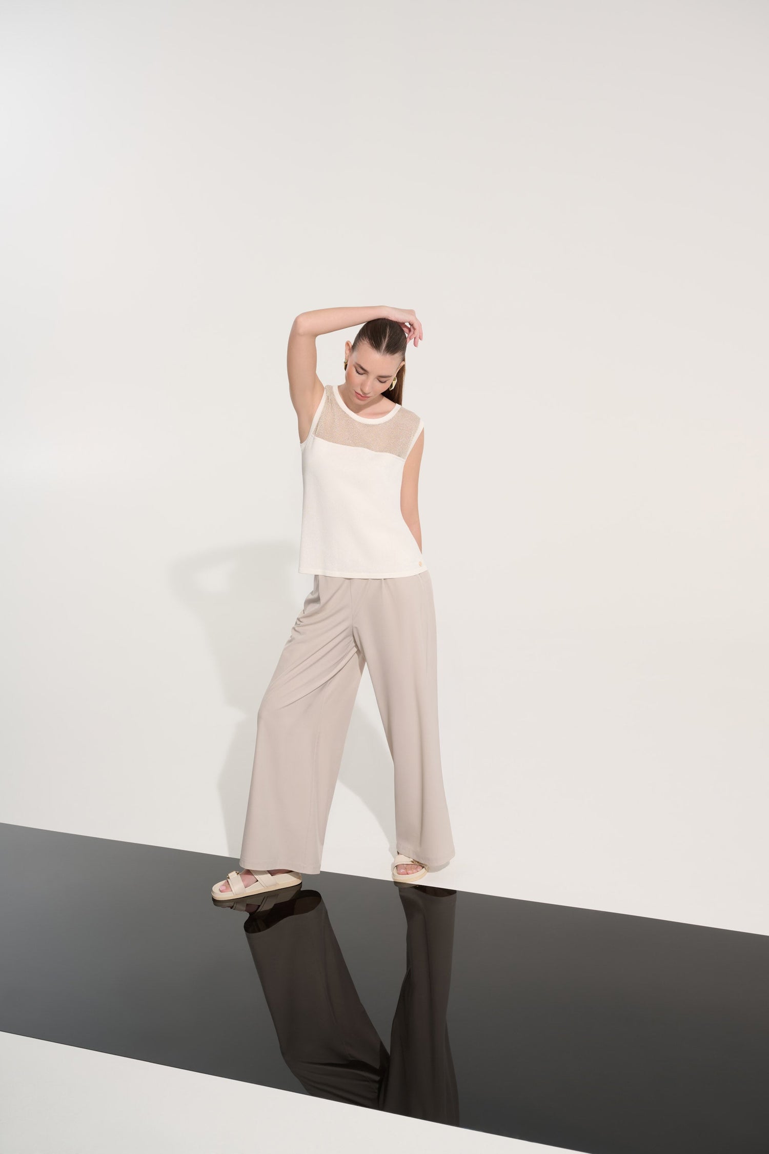 Crew Neck Sleeveless Pullover