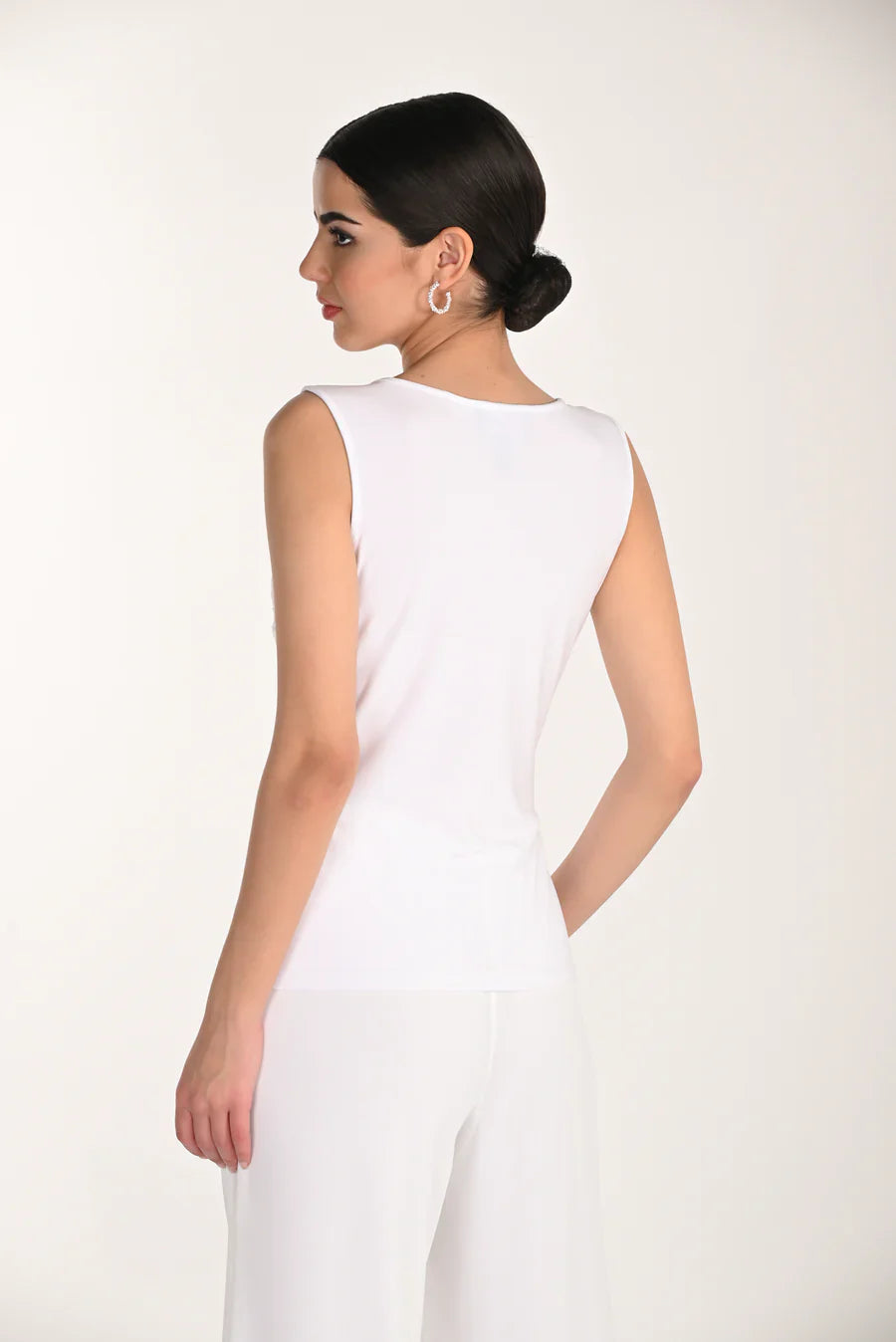 Back view of a floral elegant tank top by FRANK LYMAN, featuring a stylish sleeveless design with floral patterns.