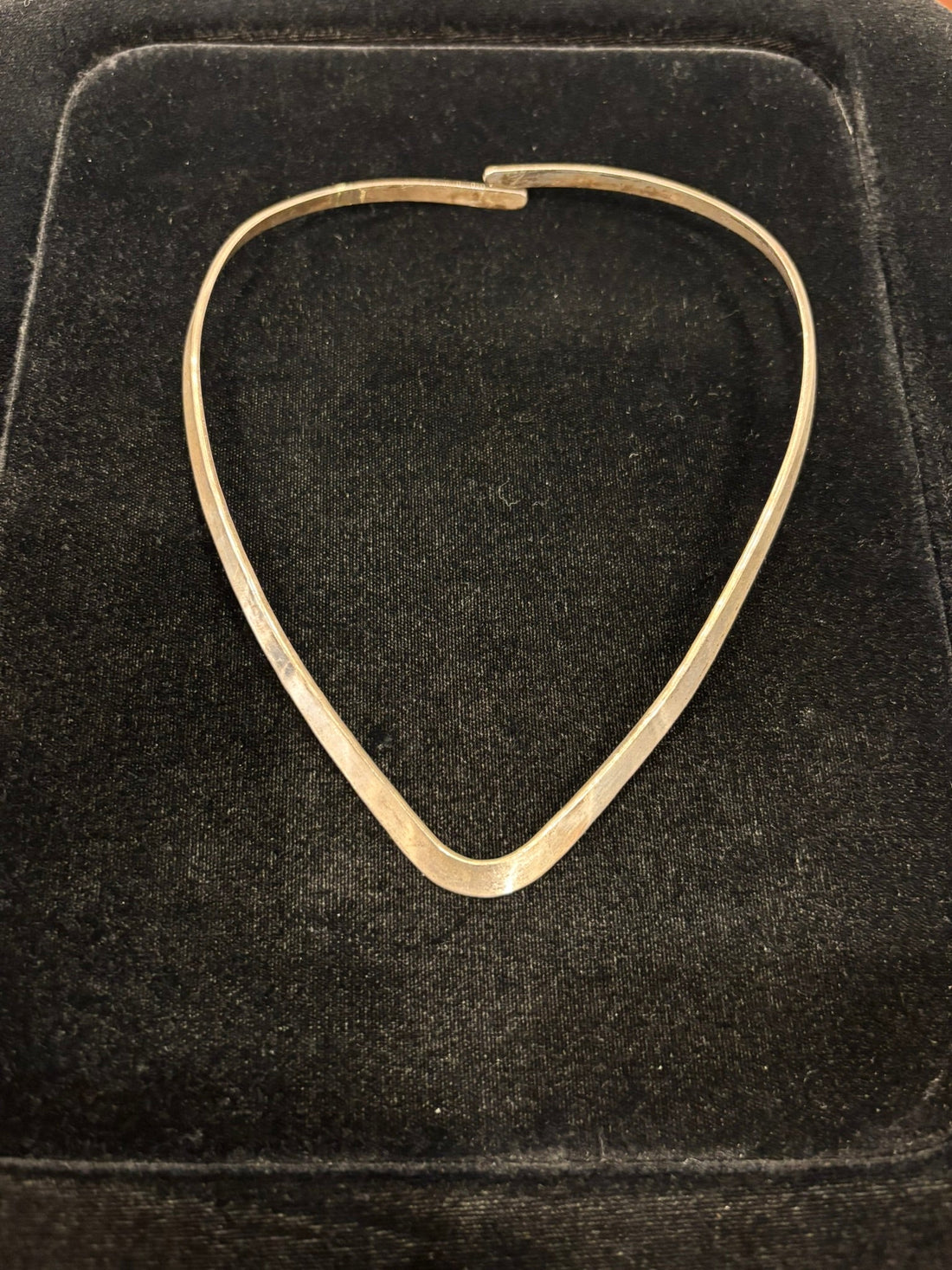Starfire | &quot;v&quot; Plain Neckwire Necklace