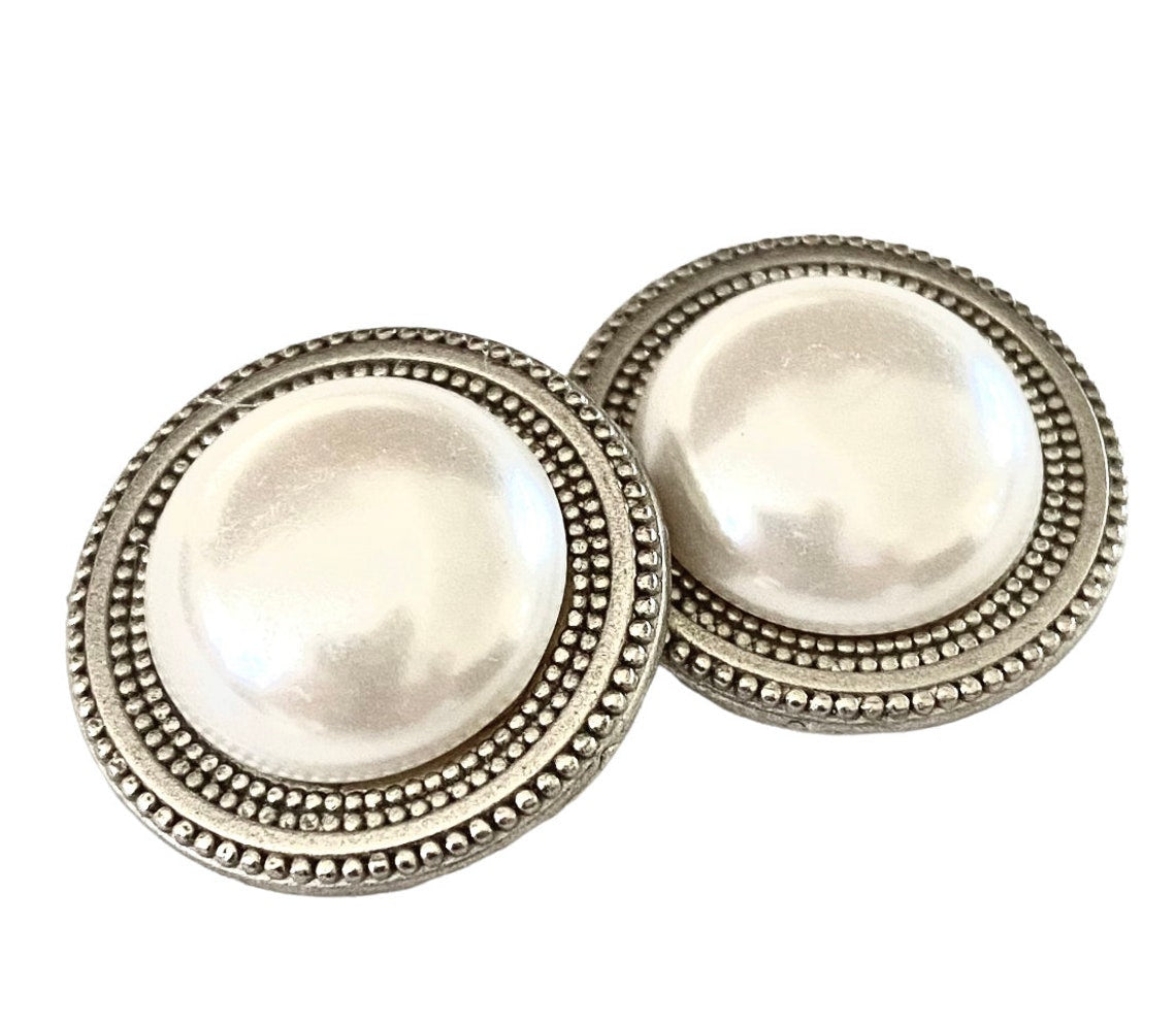 MagneButton Pearl Cream low dome accessory featuring a pearl design, crafted by MAGNEBUTTON.